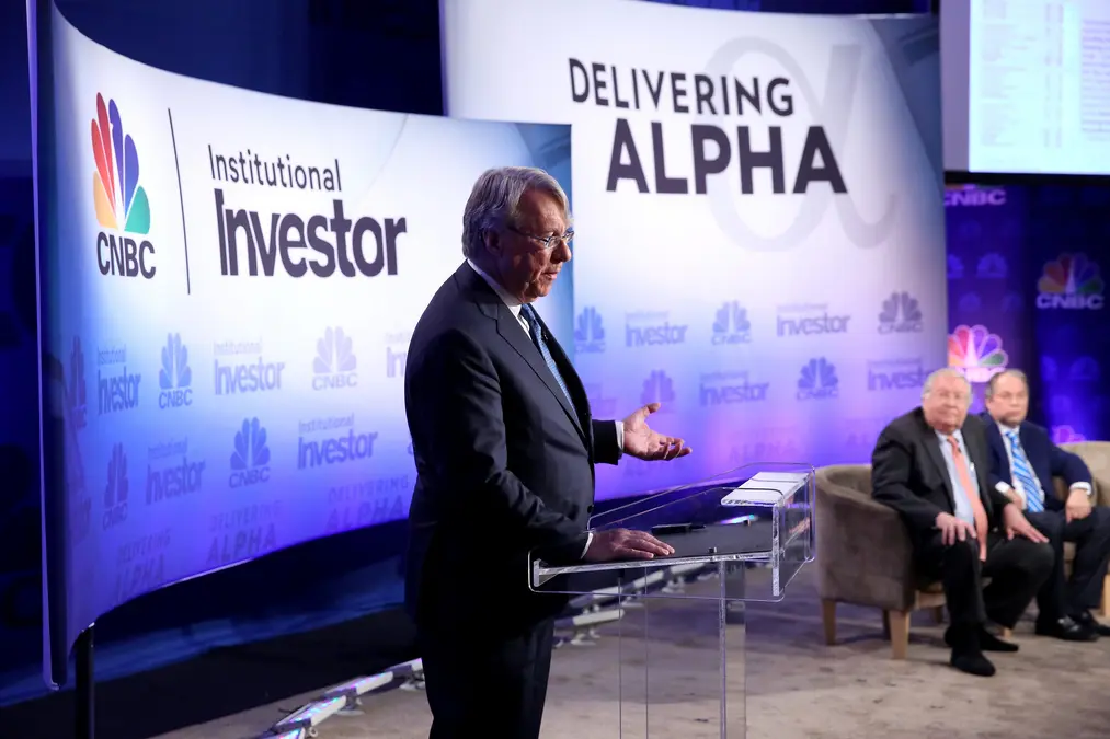 جیم چانوس در یک کنفرانس