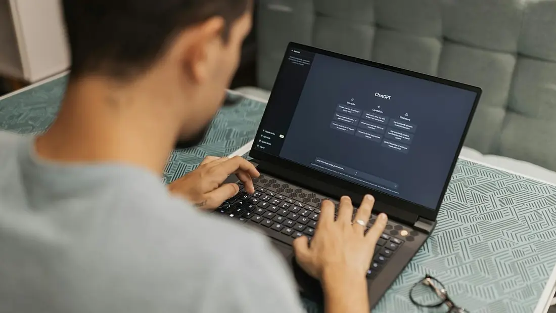 مردی از ChatGPT استفاده می‌کند.