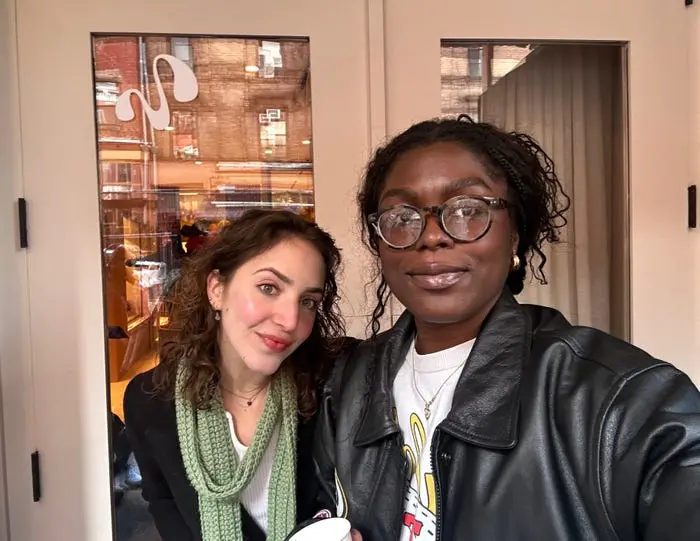 نویسندگان جلوی Meadow Lane ایستاده‌اند