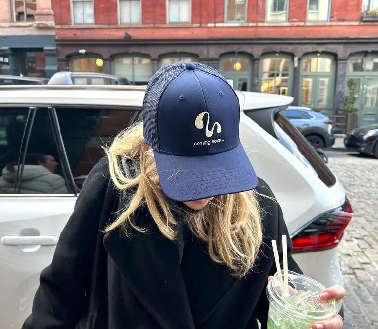 زن با کلاهی از Meadow Lane