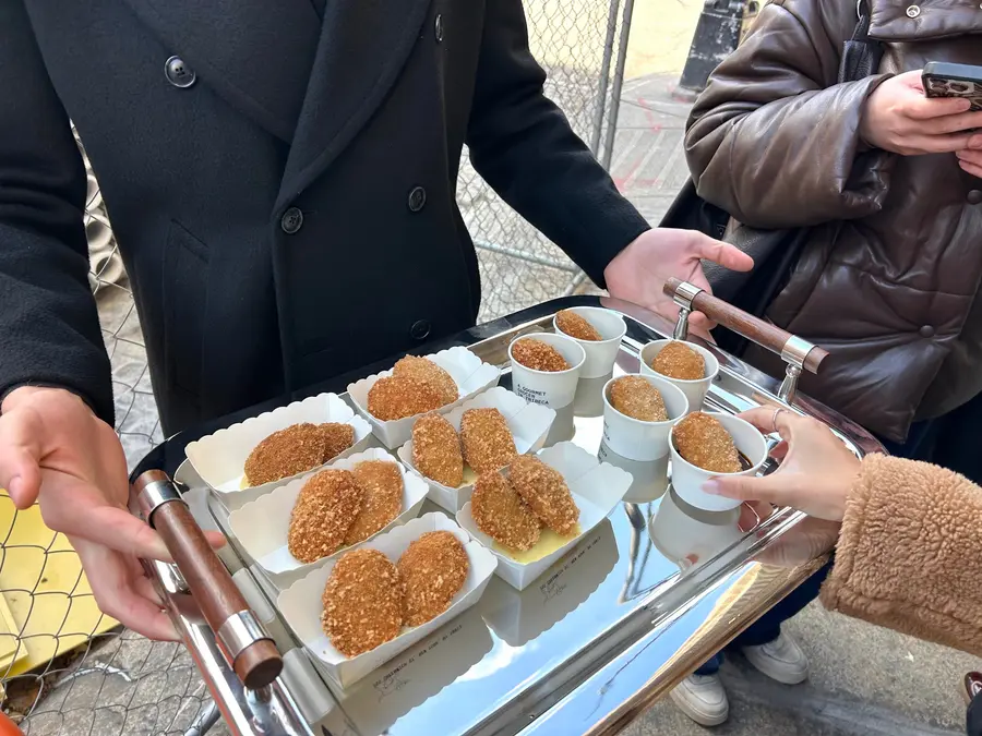 ناغت‌های مرغ روی سینی