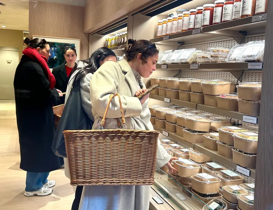 زنی که در Meadow Lane خرید می‌کند