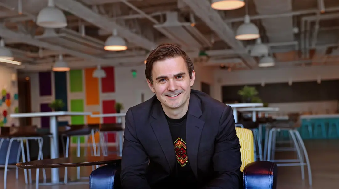 الکس کاتلار، بنیان‌گذار Bystro AI، در دفاتر استارتاپ در بوستون.