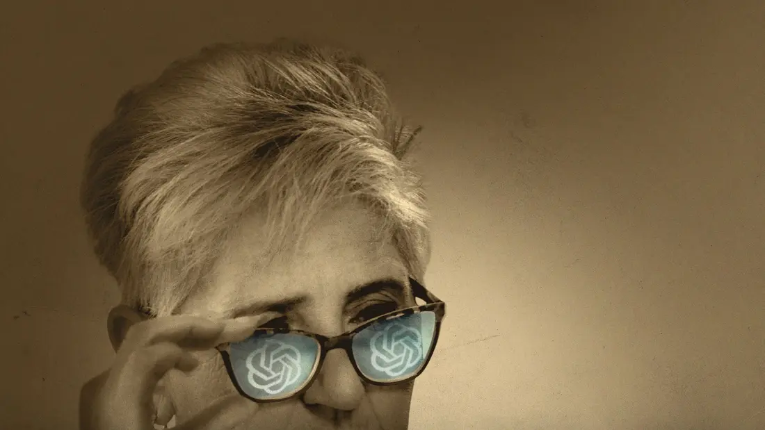 تصویر یک زن سالخورده که لوگوی OpenAI در عینک او منعکس شده است.