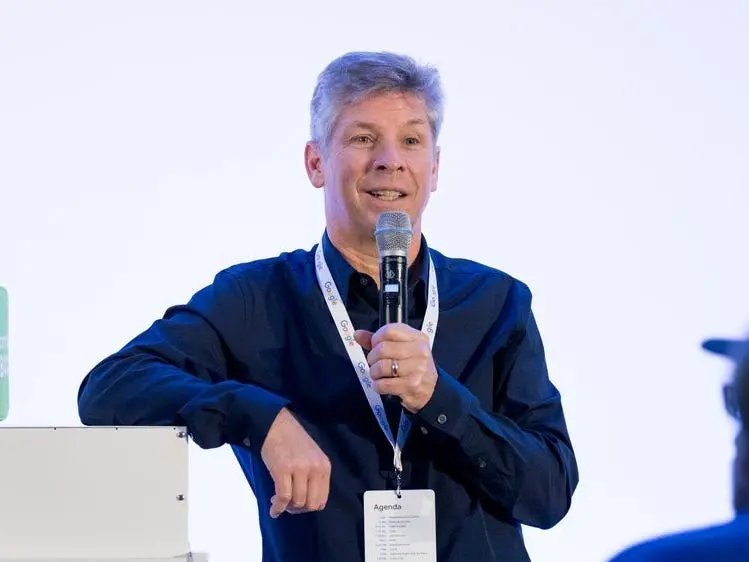 دنی سولیوان، رابط عمومی گوگل برای جستجو، در حال صحبت کردن به میکروفن نشان داده شده است