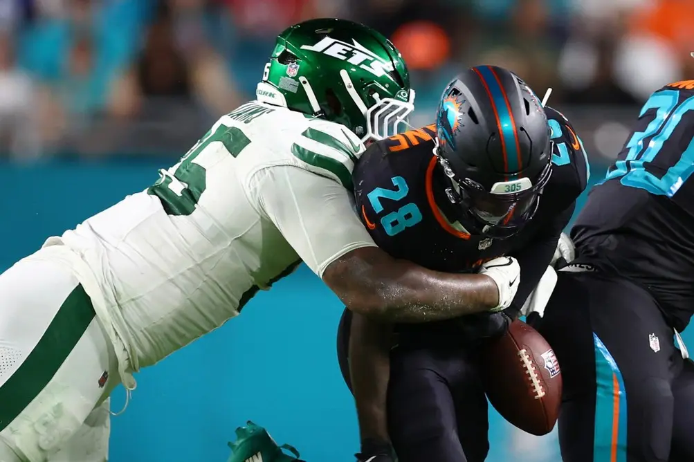 کوئینن ویلیامز شماره ۹۵ از نیویورک جتس، فامبلی را از دی‌وون آکانه شماره ۲۸ از میامی دولفینز در ربع چهارم در استادیوم هارد راک در ۲۹ سپتامبر ۲۰۲۵ در میامی گاردنز، فلوریدا، ایجاد می‌کند.