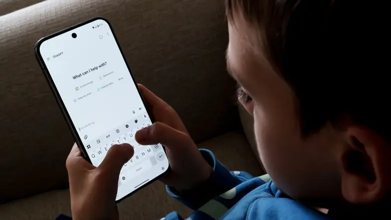 شخصی که بر روی گوشی هوشمند به ChatGPT می‌نویسد
