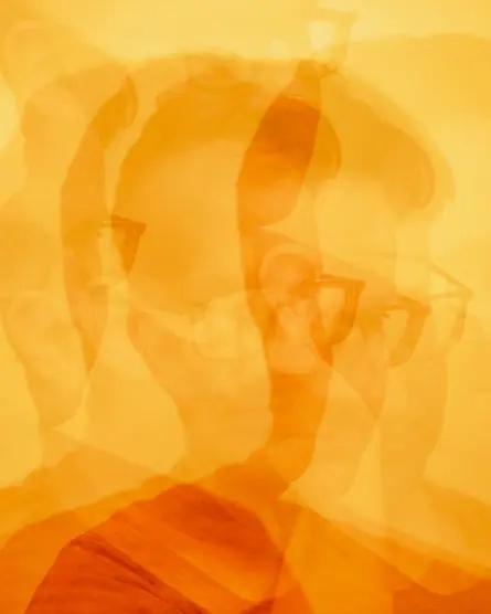 کاپلان با دستان جمع‌ شده به سمت پایین نگاه می‌کند