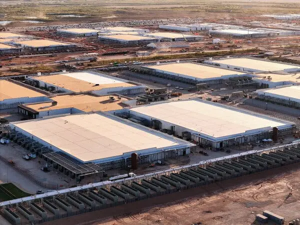 نمای هوایی یک مجتمع بزرگ از ساختمانها در یک چشمانداز صحرای نیمهخشک.